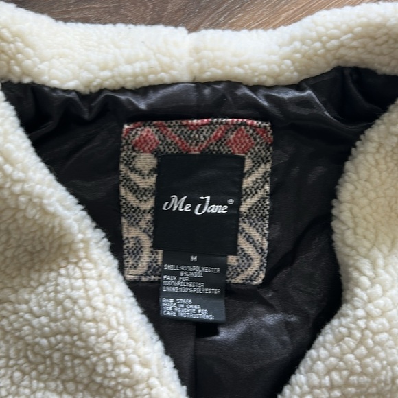 Me Jane vest size Medium Aztec style print with faux Sherpa lining - Picture 3 of 12